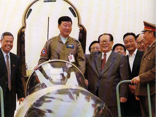 中国研制歼-10难度超乎想象 成功首飞众人飙泪