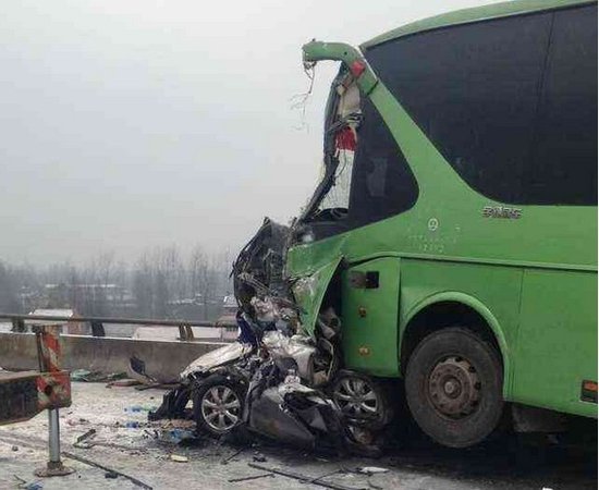 湖南常张高速大客车相撞 11人遇难68人受伤