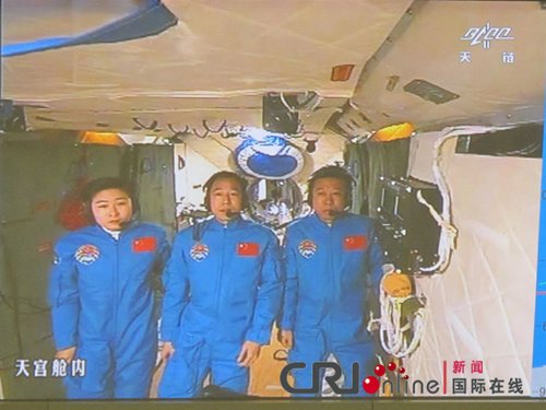 胡锦涛与神九航天员首次实现天地双向视频通话