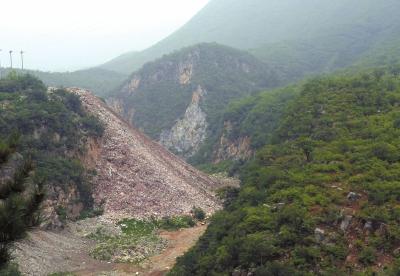 北京房山河北镇景区边堆出“垃圾山”