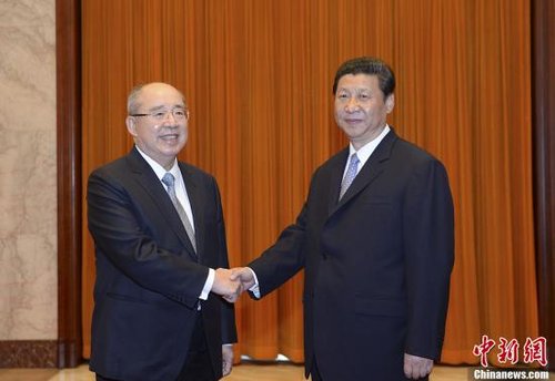Xi Jinping of secretary-general of Central Committee of Communist Party of China is in the Kuomintang mainland that hall of Beijing people congress interviewed Wu Baixiong of chairman of Chinese Kuomintang honor to lead to visit round group 13 days afternoon. China News Service sends Liao Pan to photograph