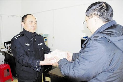 男子打的落下20万救命钱 民警查3100辆出租寻回