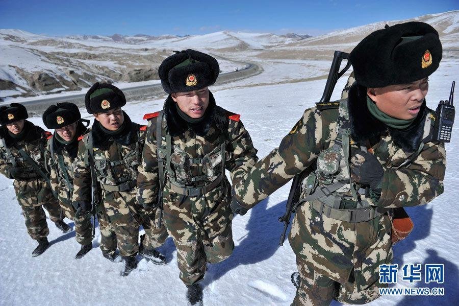 组图:武警边防战士守护海拔5千多米雪域天路 