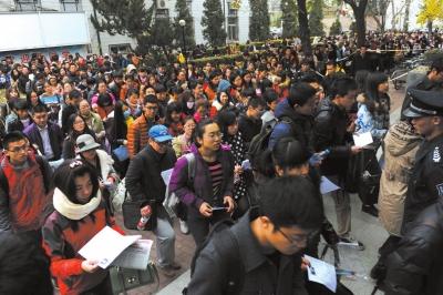 公务员分类改革年内或将实施 基层可享处级待遇