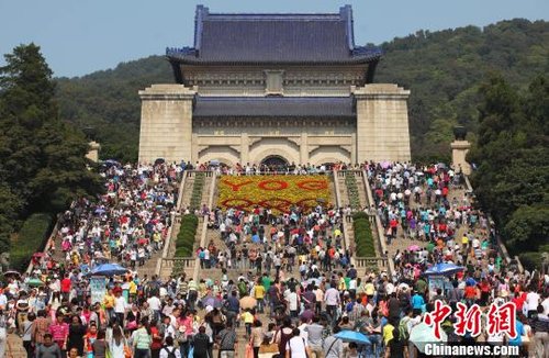 黄金周南京中山陵客流井喷 千余工作人员连轴