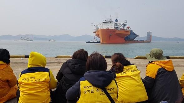 时隔1081天,韩国 世越号 沉船打捞出水 运抵木