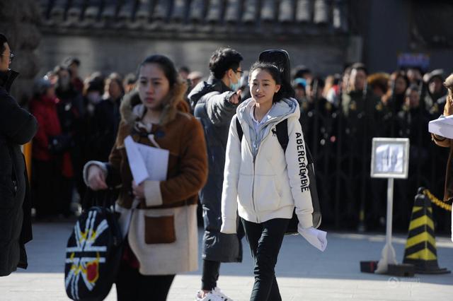 高校艺考大幕开启 中戏美女考生云集