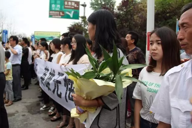 扫雷英雄程俊辉魂归故里 长寿父老乡亲迎接回家