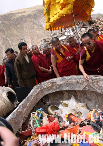 组图:十一世班禅在玉树结古寺举行超度法会