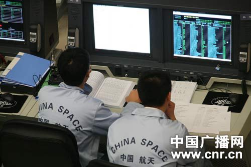 组图：北京飞控大厅科研人员正忙碌工作