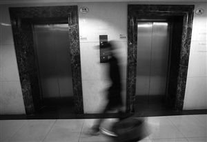 上班族遇电梯惊魂:从25楼掉到10多楼再掉到1