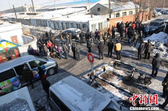 哈尔滨发生列车与汽车相撞事故 宝马车支离破碎