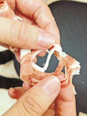 哈尔滨现黏条羊肉卷 疑似掺假问题重组肉(图)