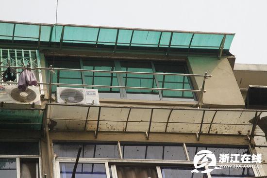 杭州双胞胎姐妹跳楼一死一伤 自称因还不起房
