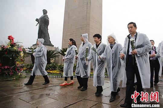 刘少奇女儿刘爱琴冒雨到南京烈士陵园祭扫(组图)