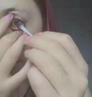 女子水源地洗脚 称“让市民喝我的洗脚水”，太嚣张！
