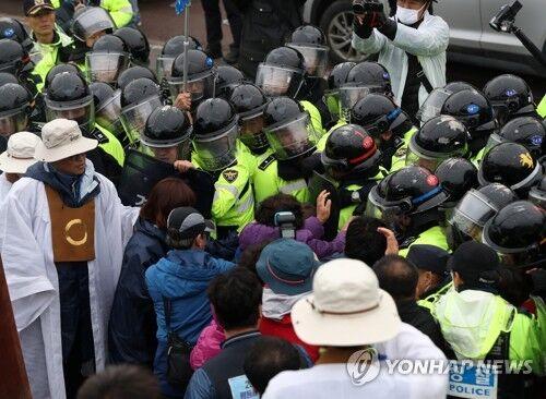韩国开始全面部署“萨德” 爆警民冲突