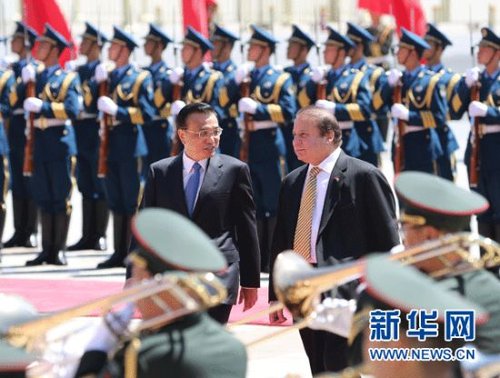 On July 5, li Kejiang of premier of Chinese the State Council is in Beijing people congress powwow of the square outside Tangdongmen, xielifu of greeting Pakistan premier is visited China. Liu Weibing of reporter of Xinhua News Agency is photographed
