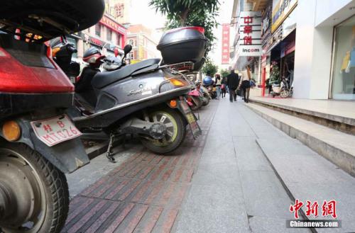 深圳交警罚司机看远光灯引争议 律师：于法无据