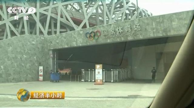 后续：“毒跑道”正在校园火热铺设 全程无监管