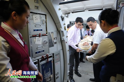 南航客机加装临时卧铺 海口重病旅客抵京治疗