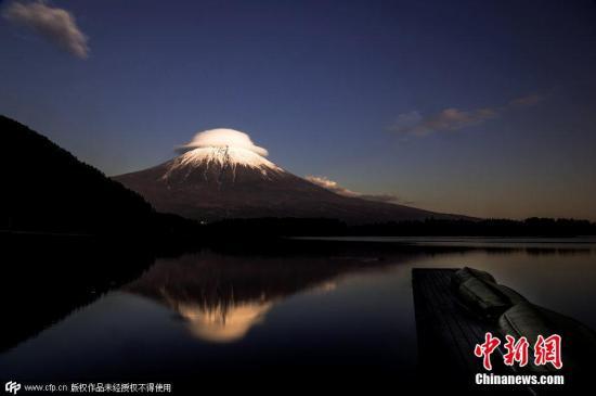 日本富士山迎来“初雪银装” 较去年提早16天