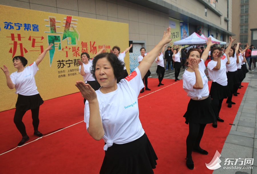 上海办广场舞大赛 大妈寒风中短裙丝袜上阵(8