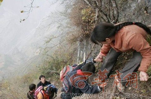 陕西丹凤20名孩子每天爬梯过江上学 已持续2年