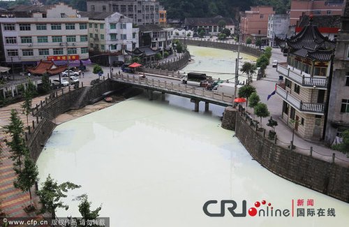 浙江温州瞿溪河被乳胶污染 一夜变身“牛奶河”