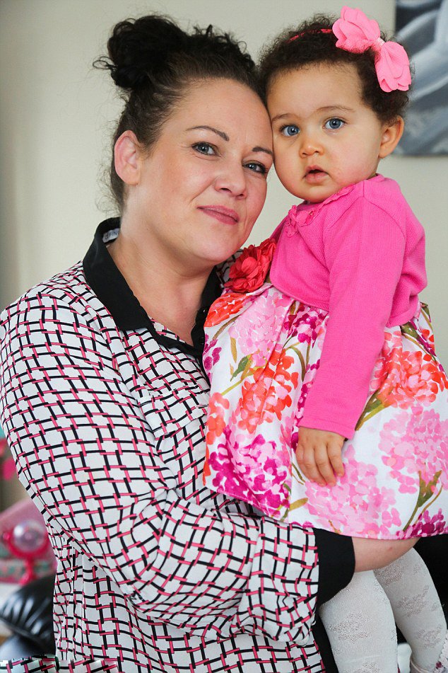 英国一对双胞胎肤色一黑一白 眼睛颜色也不同(图)