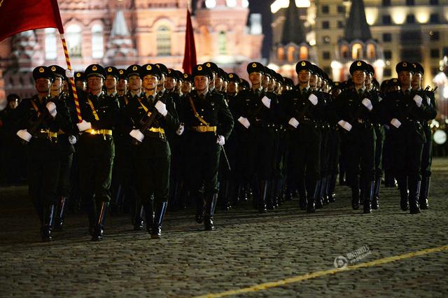 解放军仪仗队在俄彩排 高唱喀秋莎通过红场