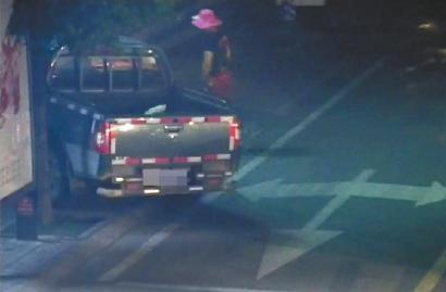 大汉带粉帽穿粉裙偷车 被发现后猛撞警车逃跑