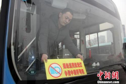 深圳交警罚司机看远光灯引争议 律师：于法无据