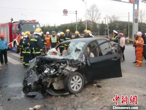 黄小强)3月26日早晨,江苏省南通海门市瑞江路与常久路路口发生车祸