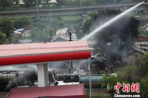 吉林省吉林市一加油站罐车爆炸引发火灾(图)
