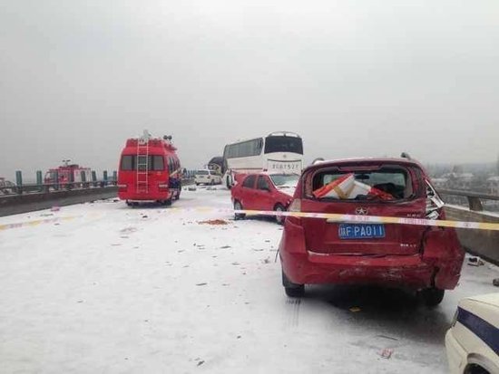 湖南常张高速大客车相撞 11人遇难68人受伤