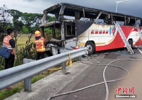 台湾游览车起火事故 检方：司机没吃午餐就灌酒