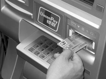 男子申请借记卡冻结时仍被盗刷 称银行消极处