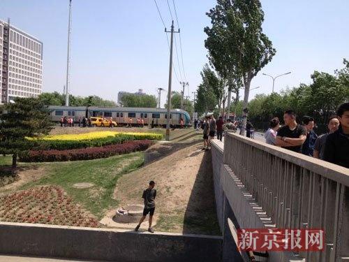 北京地铁4号线一车厢冲入四环辅路(组图)