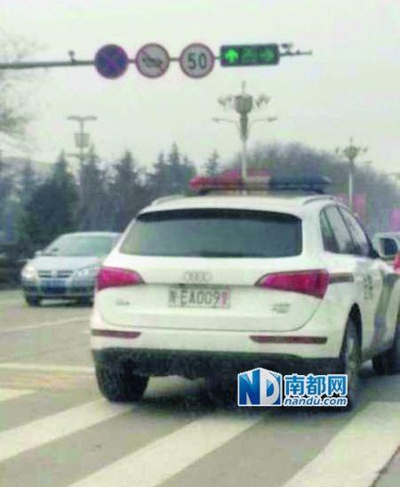 渭南市中院配备的奥迪Q 5警车在路上行驶。图片来源：新浪微博