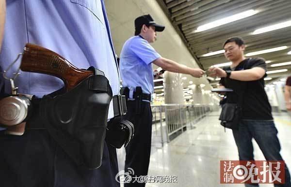 民警首次配枪在天安门附近五地铁站巡逻