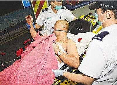 胸口中刀男子被送医院治疗.来源:香港《文汇报》