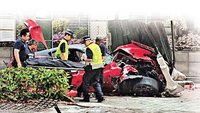 组图：四川富豪新加坡驾法拉利撞车致3人死亡