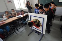 高清：北京小学生性教育课体验“精卵结合”