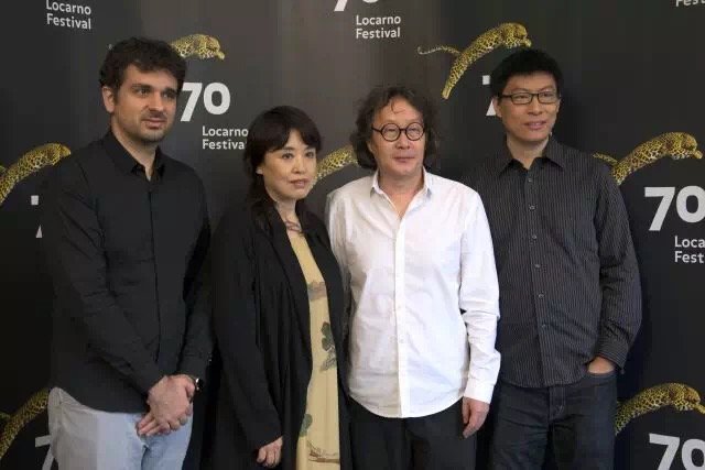 马修(左1)和导演徐冰(左3)在洛迦诺国际电影节上。 马修(左1)和导演徐冰(左3)在洛迦诺国际电影节上。