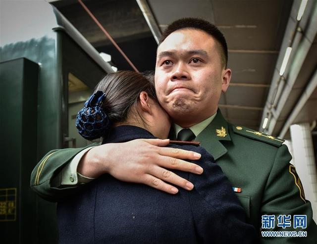 边防军人与列车员妻子车站短暂团聚 泪洒月台 