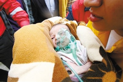 土耳其两周大女婴地震被埋47小时后获救(图)