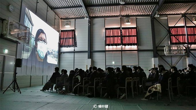 灾区学生在集体观看《和唱》。 灾区学生在集体观看《和唱》。
