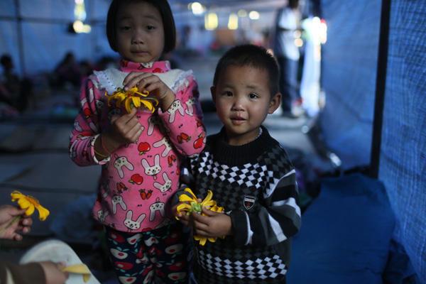 缅甸华人自发穿梭中缅边境给安置边民送吃喝
