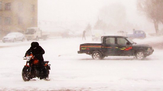 北方多地遭暴雪低温袭击 数省高速公路关闭(图)